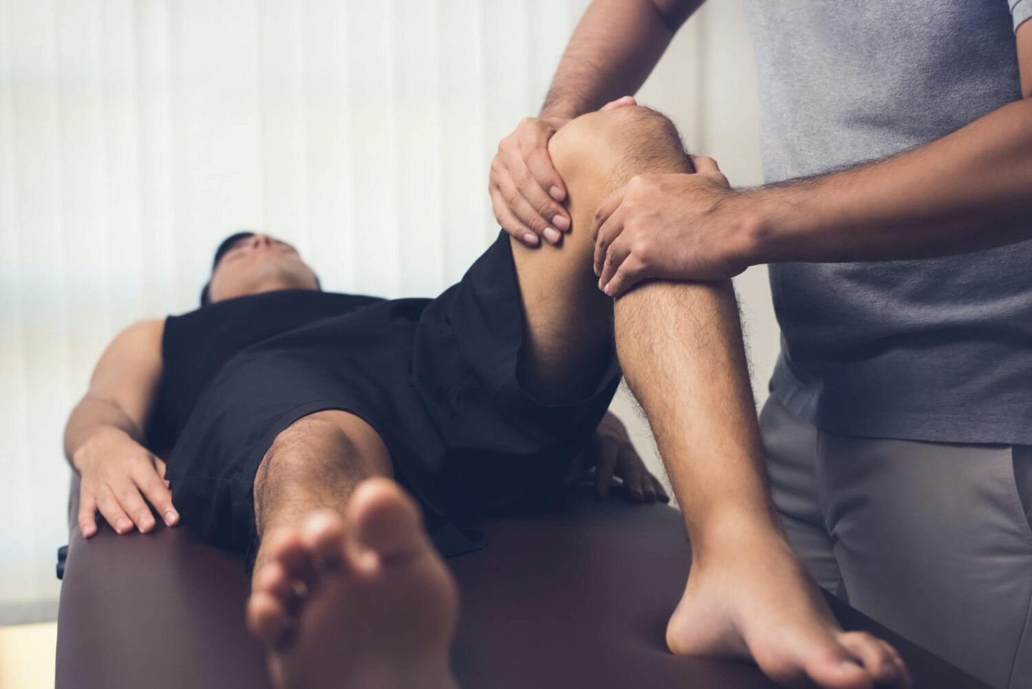 Fysioterapeut undersøge knæ
