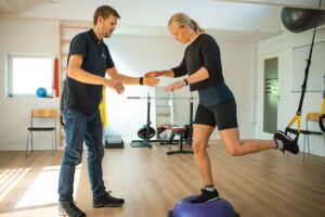 Fysioterapeut og patient træner knæ